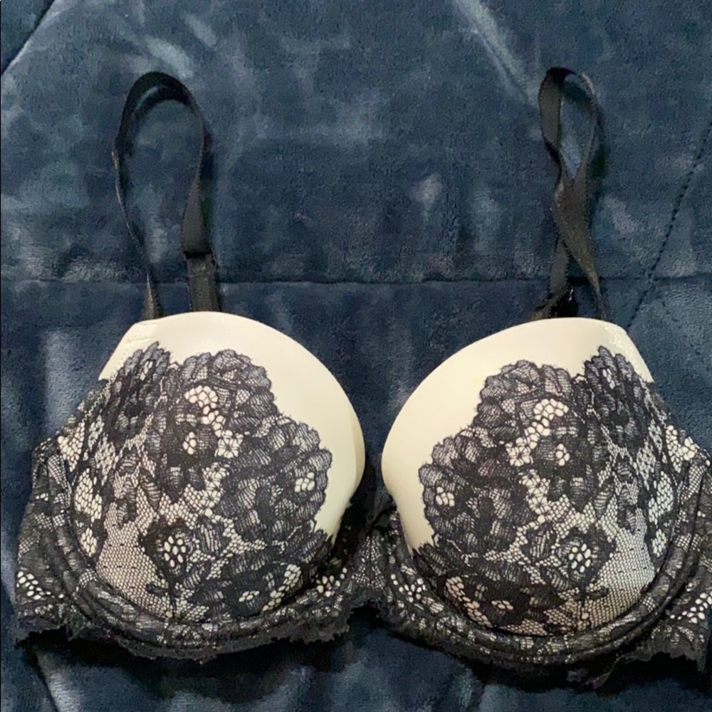 Victoria’s Secret Black & White Lace 32DD Bra